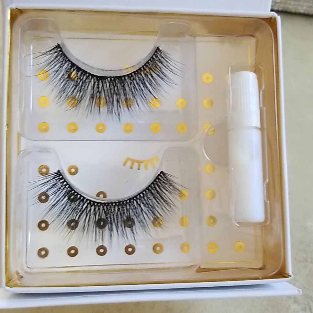 Battington Lashes & Glue